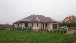 Családi ház tetőre szerelt napelemmel